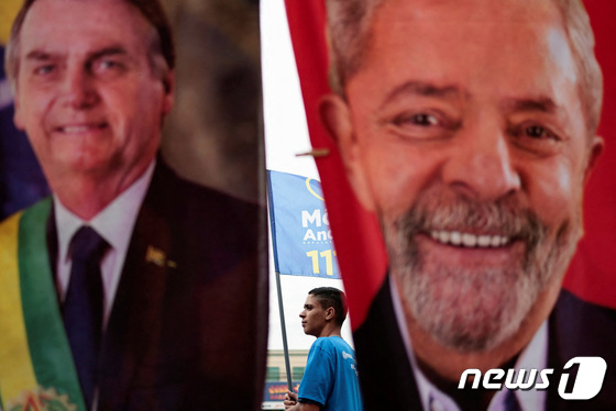 브라질 대선 포스터. 우측이 루이스 이나시우 룰라 다 실바 전 대통령, 좌측이 자이르 보우소나루 현 대통령. 2022. 8. 16. © 로이터=뉴스1 © News1 최서윤 기자