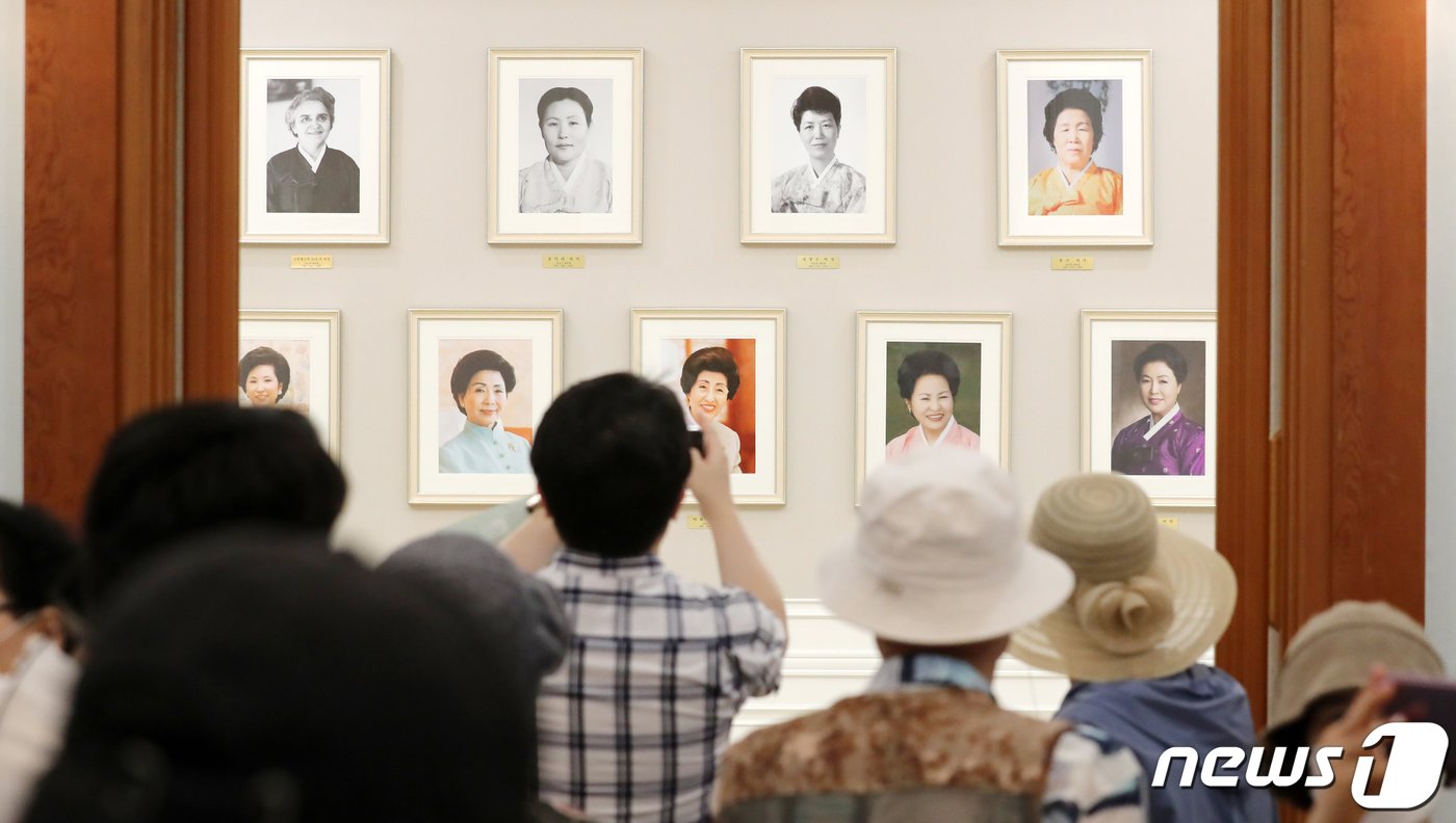 본문 이미지 -  17일 오후 개방 100일을 맞이한 청와대에서 관람객들이 내부를 스마트폰으로 촬영하고 있는 모습. 2022.8.17/뉴스1 ⓒ News1 김진환 기자
