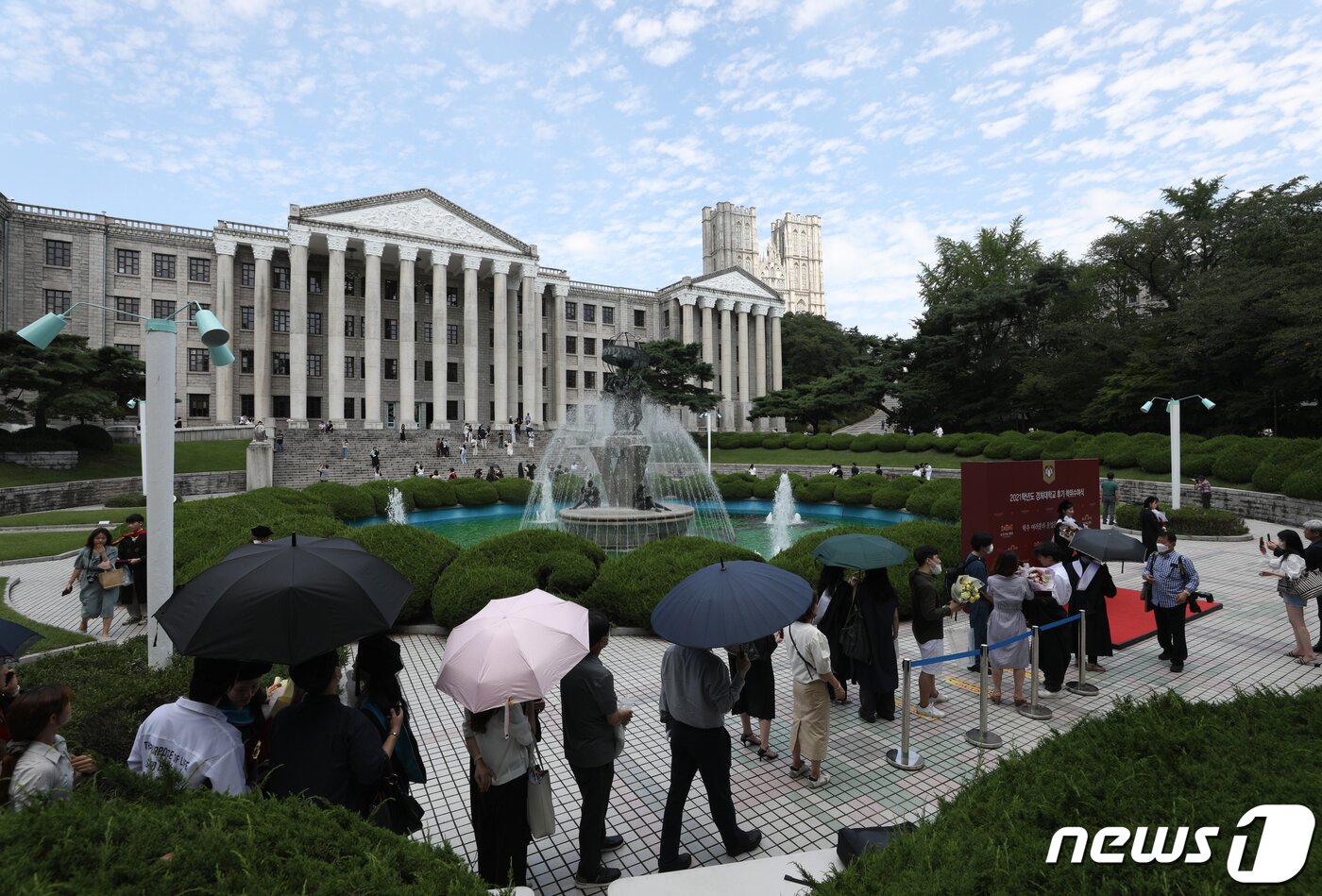 본문 이미지 - 17일 오후 서울 동대문구 경희대학교에서 열린 학위수여식에서 졸업생들이 포토존에서 사진을 찍기 위해 줄을 서 있다. 2022.8.17/뉴스1 ⓒ News1 신웅수 기자