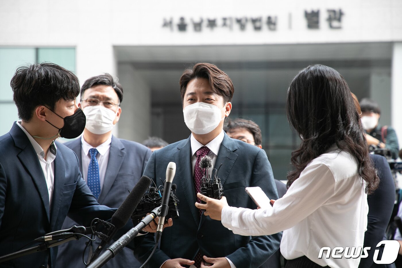 본문 이미지 - 이준석 전 국민의힘 대표가 17일 당 비상대책위원회 효력을 정지해달라며 낸 가처분 신청 사건 심문에 출석하기 위해 서울 양천구 남부지방법원에 도착, 취재진 질문에 답하고 있다. 2022.8.17/뉴스1 ⓒ News1 국회사진취재단
