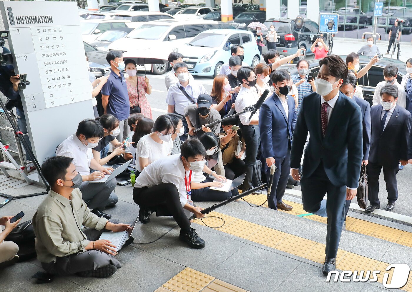 본문 이미지 - 이준석 전 국민의힘 대표가 17일 당 비상대책위원회 효력을 정지해달라며 낸 가처분 신청 사건 심문에 출석하기 위해 서울 양천구 남부지방법원에 도착, 법정으로 향하고 있다. 2022.8.17/뉴스1 ⓒ News1 국회사진취재단
