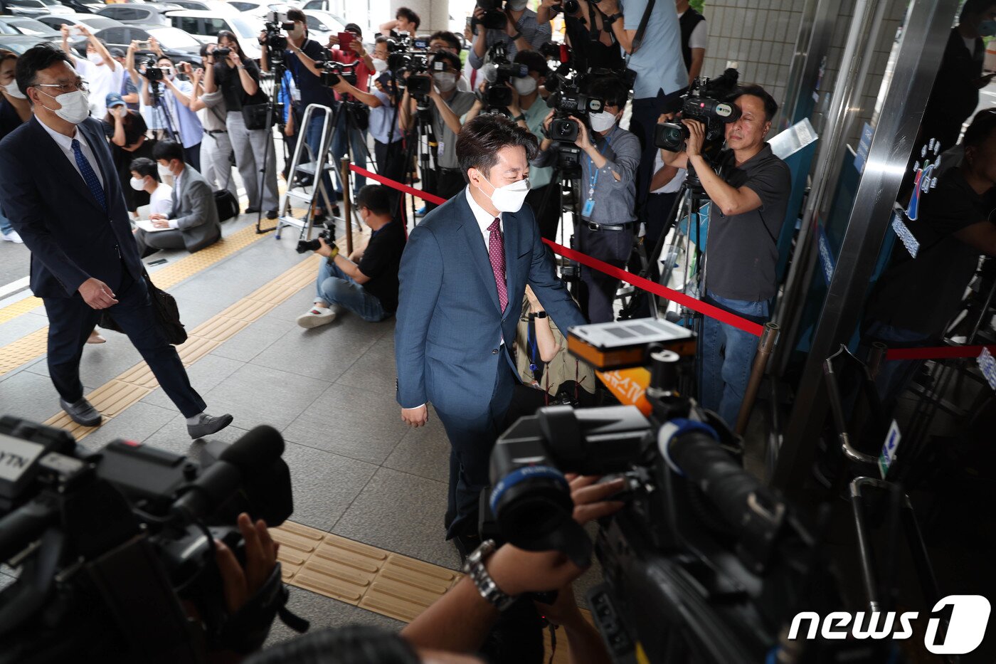 본문 이미지 - 이준석 전 국민의힘 대표가 17일 당 비상대책위원회 효력을 정지해달라며 낸 가처분 신청 사건 심문에 출석하기 위해 서울 양천구 남부지방법원에 도착, 법정으로 향하고 있다. 2022.8.17/뉴스1 ⓒ News1 국회사진취재단