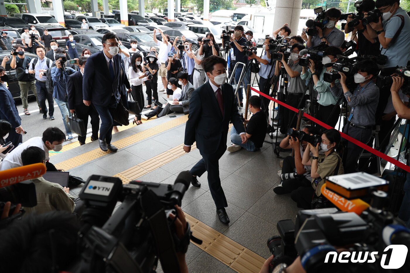 본문 이미지 - 이준석 전 국민의힘 대표가 17일 당 비상대책위원회 효력을 정지해달라며 낸 가처분 신청 사건 심문에 출석하기 위해 서울 양천구 남부지방법원에 도착, 법정으로 향하고 있다. 2022.8.17/뉴스1 ⓒ News1 국회사진취재단