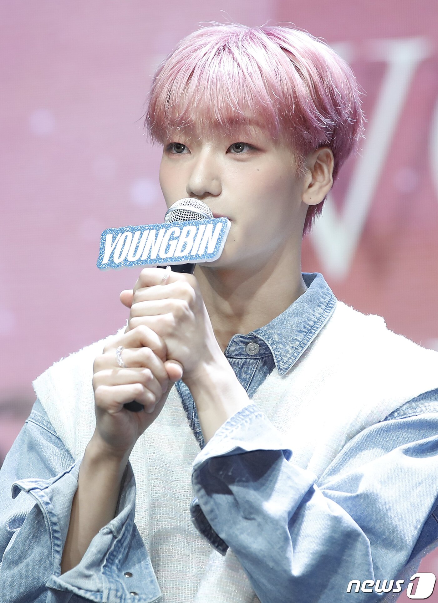 본문 이미지 - 그룹 루미너스 영빈이 17일 오후 서울 청담동 일지아트홀에서 가진 첫 번째 정규앨범 '루미너스 인 원더랜드(LUMINOUS in WONDERLAND)' 쇼케이스에서 인사말을 하고 있다. 2022.8.17/뉴스1 ⓒ News1 권현진 기자