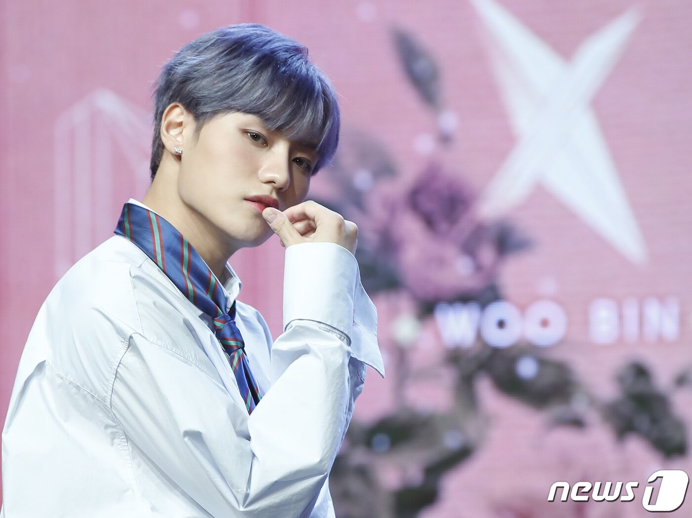 본문 이미지 - 그룹 루미너스 우빈이 17일 오후 서울 청담동 일지아트홀에서 진행된 첫 번째 정규앨범 '루미너스 인 원더랜드(LUMINOUS in WONDERLAND)' 쇼케이스에서 포즈를 취하고 있다. 2022.8.17/뉴스1 ⓒ News1 권현진 기자