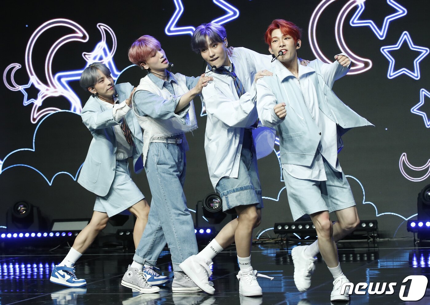 본문 이미지 - 그룹 루미너스 수일(왼쪽부터)과 영빈, 우빈, 스티븐이 17일 오후 서울 청담동 일지아트홀에서 진행된 첫 번째 정규앨범 '루미너스 인 원더랜드(LUMINOUS in WONDERLAND)' 쇼케이스에서 타이틀곡 '엔진(Engine)'을 열창하고 있다. 2022.8.17/뉴스1 ⓒ News1 권현진 기자