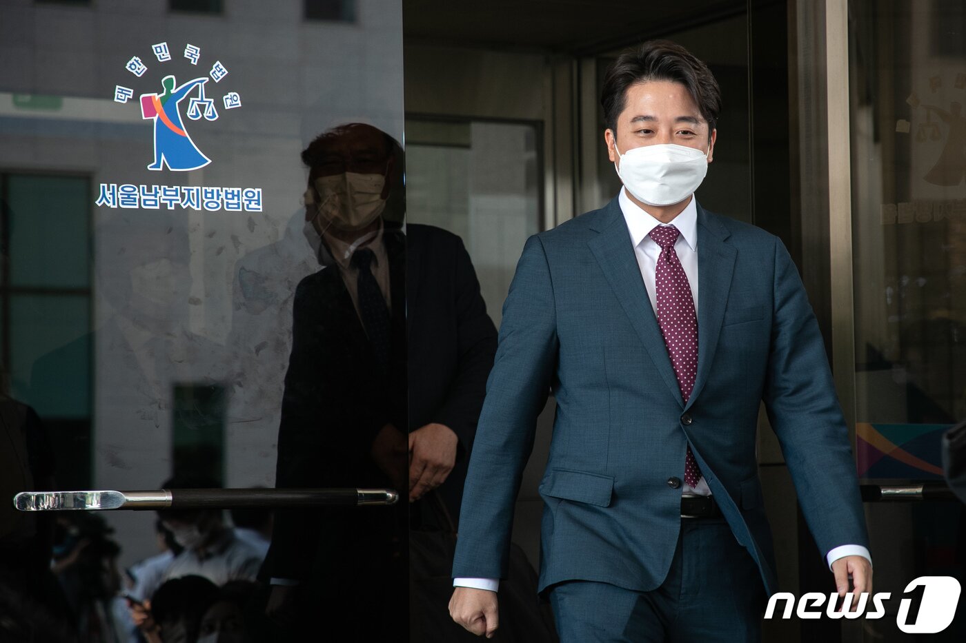 본문 이미지 - 이준석 전 국민의힘 대표가 17일 서울 양천구 남부지방법원에서 당 비상대책위원회 효력을 정지해달라며 낸 가처분 신청 사건 심문을 마친 후 법정을 나서고 있다. 2022.8.17/뉴스1 ⓒ News1 국회사진취재단