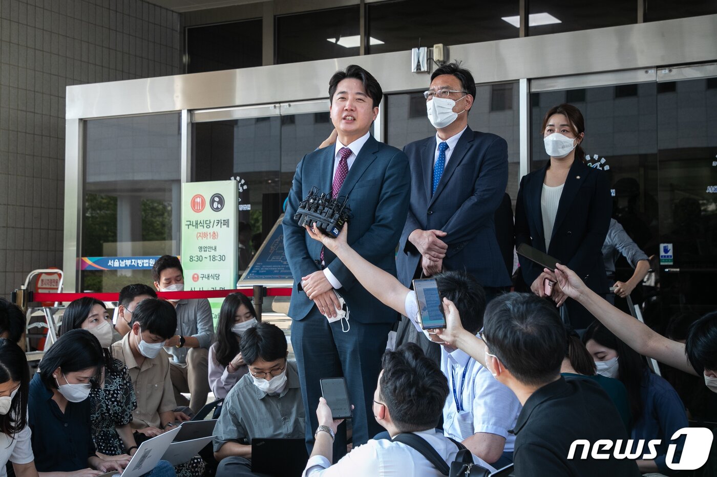 본문 이미지 - 이준석 전 국민의힘 대표가 17일 서울 양천구 남부지방법원에서 당 비상대책위원회 효력을 정지해달라며 낸 가처분 신청 사건 심문을 마친 후 취재진 질문에 답변하고 있다. 2022.8.17/뉴스1 ⓒ News1 국회사진취재단