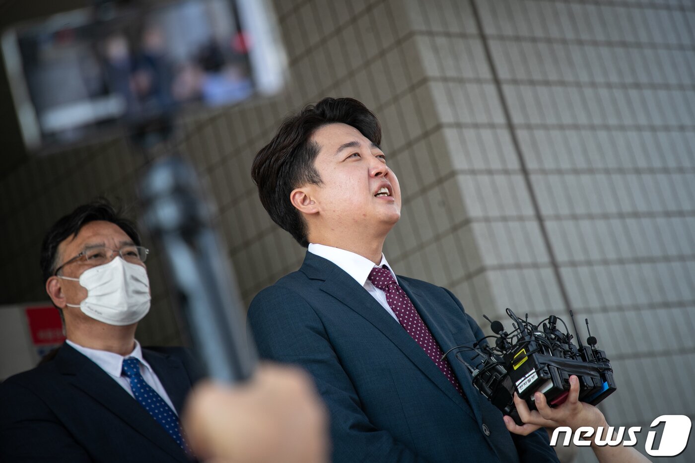 본문 이미지 - 이준석 전 국민의힘 대표가 17일 서울 양천구 남부지방법원에서 당 비상대책위원회 효력을 정지해달라며 낸 가처분 신청 사건 심문을 마친 후 취재진 질문에 답변하고 있다. 2022.8.17/뉴스1 ⓒ News1 국회사진취재단