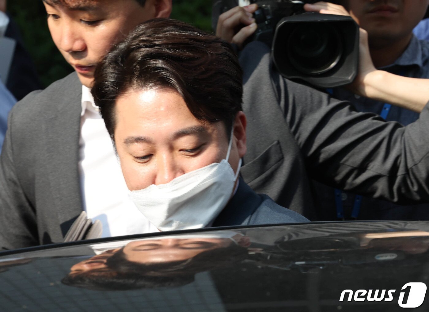 본문 이미지 - 이준석 전 국민의힘 대표가 17일 서울 양천구 남부지방법원에서 당 비상대책위원회 효력을 정지해달라며 낸 가처분 신청 사건 심문을 마친 후 차량에 탑승하고 있다. 2022.8.17/뉴스1 ⓒ News1 국회사진취재단