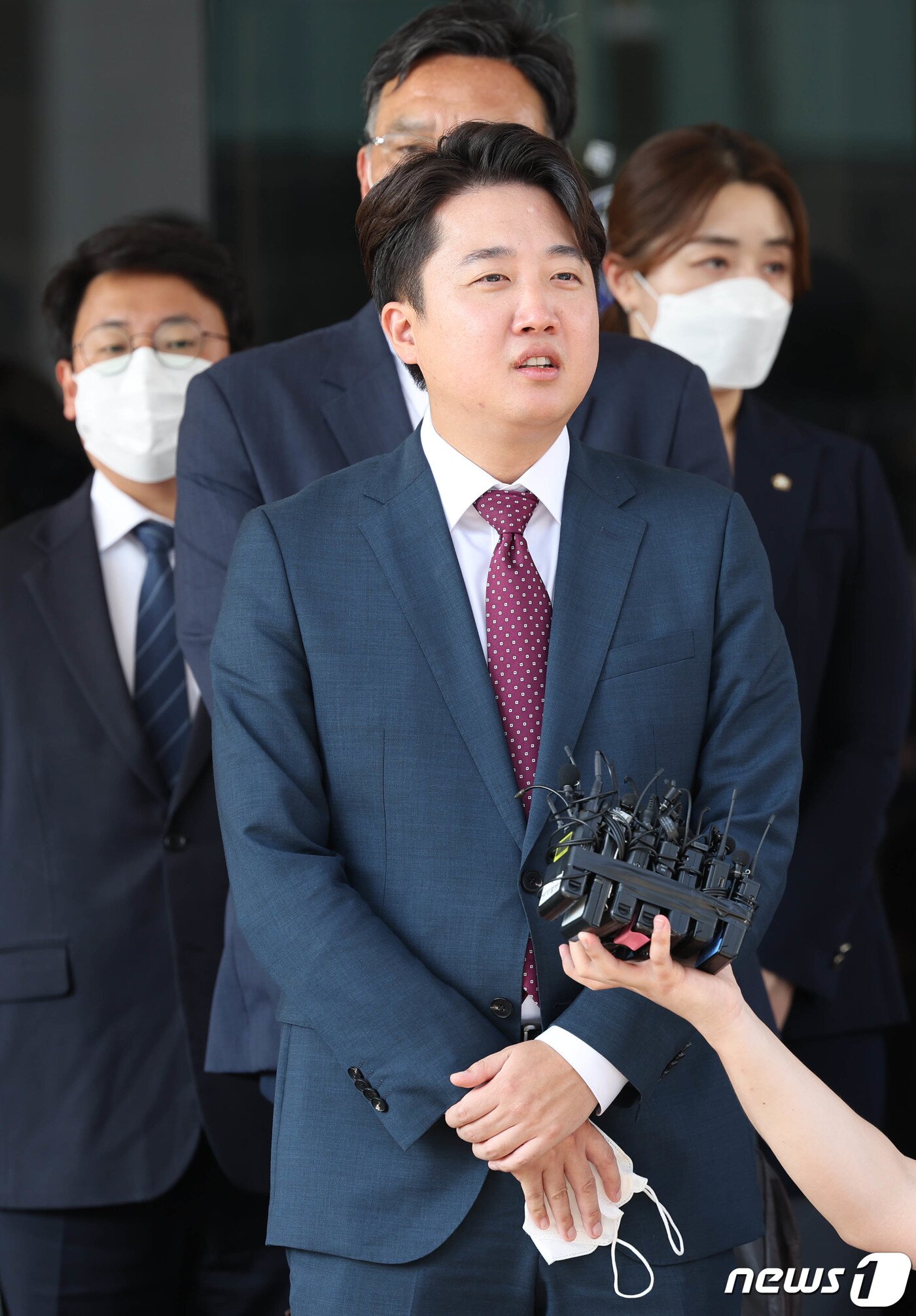본문 이미지 - 이준석 전 국민의힘 대표가 17일 서울 양천구 남부지방법원에서 당 비상대책위원회 효력을 정지해달라며 낸 가처분 신청 사건 심문을 마친 후 취재진 질문에 답변하고 있다. 2022.8.17/뉴스1 ⓒ News1 국회사진취재단