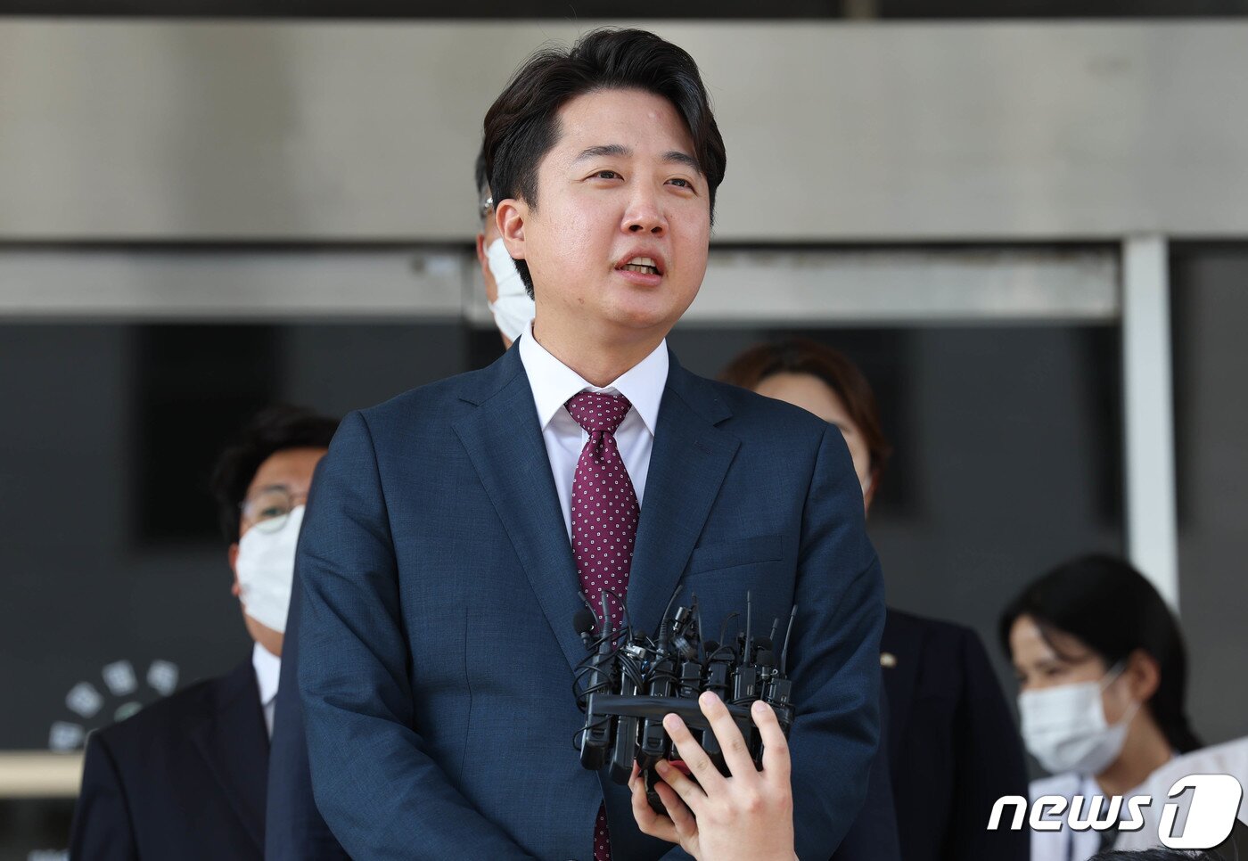 본문 이미지 - 이준석 전 국민의힘 대표가 17일 서울 양천구 남부지방법원에서 당 비상대책위원회 효력을 정지해달라며 낸 가처분 신청 사건 심문을 마친 후 취재진 질문에 답변하고 있다. 2022.8.17/뉴스1 ⓒ News1 국회사진취재단