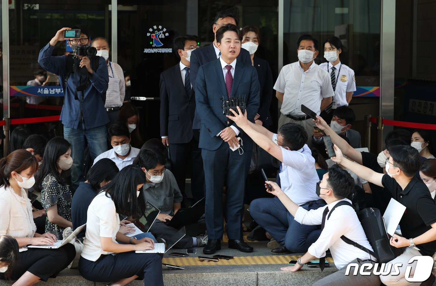 본문 이미지 - 이준석 전 국민의힘 대표가 17일 서울 양천구 남부지방법원에서 당 비상대책위원회 효력을 정지해달라며 낸 가처분 신청 사건 심문을 마친 후 취재진 질문에 답변하고 있다. 2022.8.17/뉴스1 ⓒ News1 국회사진취재단