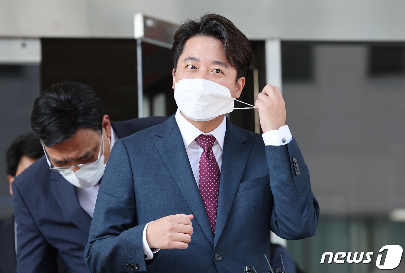 본문 이미지 - 이준석 전 국민의힘 대표가 17일 서울 양천구 남부지방법원에서 당 비상대책위원회 효력을 정지해달라며 낸 가처분 신청 사건 심문을 마친 후 취재진 질문에 답변하기 위해 마스크를 벗고 있다. 2022.8.17/뉴스1 ⓒ News1 국회사진취재단
