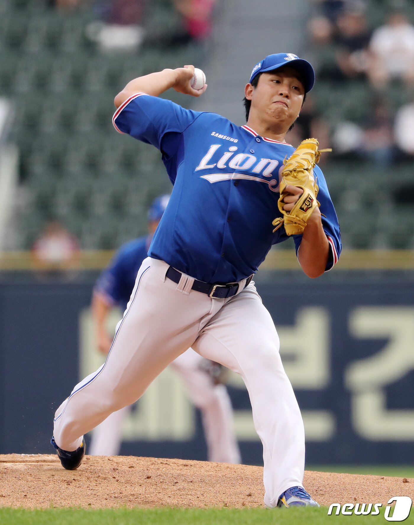 본문 이미지 - 17일 오후 서울 송파구 잠실야구장에서 열린 &#39;2022 신한은행 SOL KBO리그’ 삼성 라이온즈와 LG 트윈스의 경기, 삼성 선발 양창섭이 1회말 등판해 힘차게 공을 던지고 있다. 2022.8.17/뉴스1 ⓒ News1 김진환 기자
