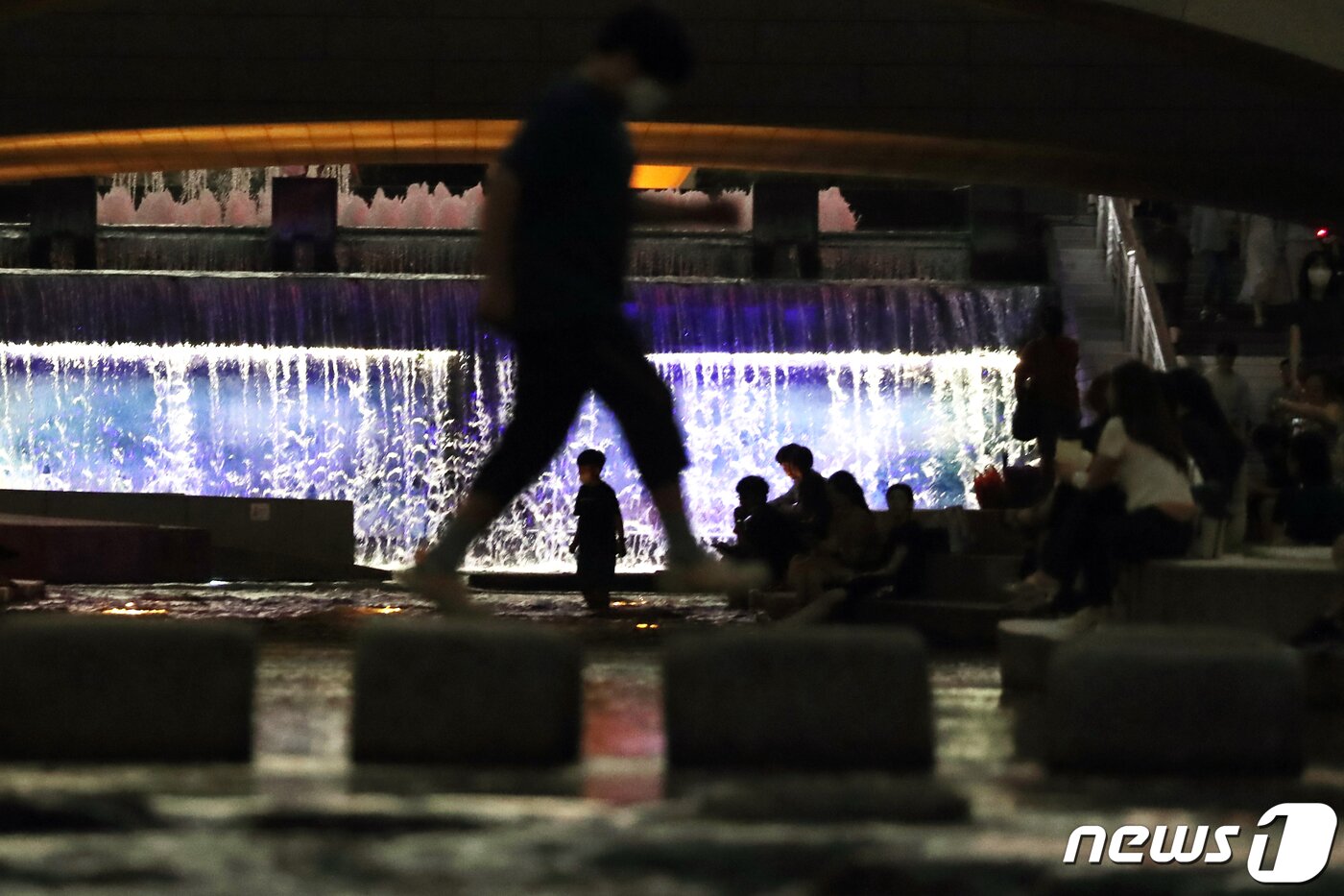 본문 이미지 - 수도권 지역에 열대야가 주춤한 17일 오후 서울 청계천에서 시민들이 휴식을 취하고 있다. 2022.8.17/뉴스1 ⓒ News1 황기선 기자