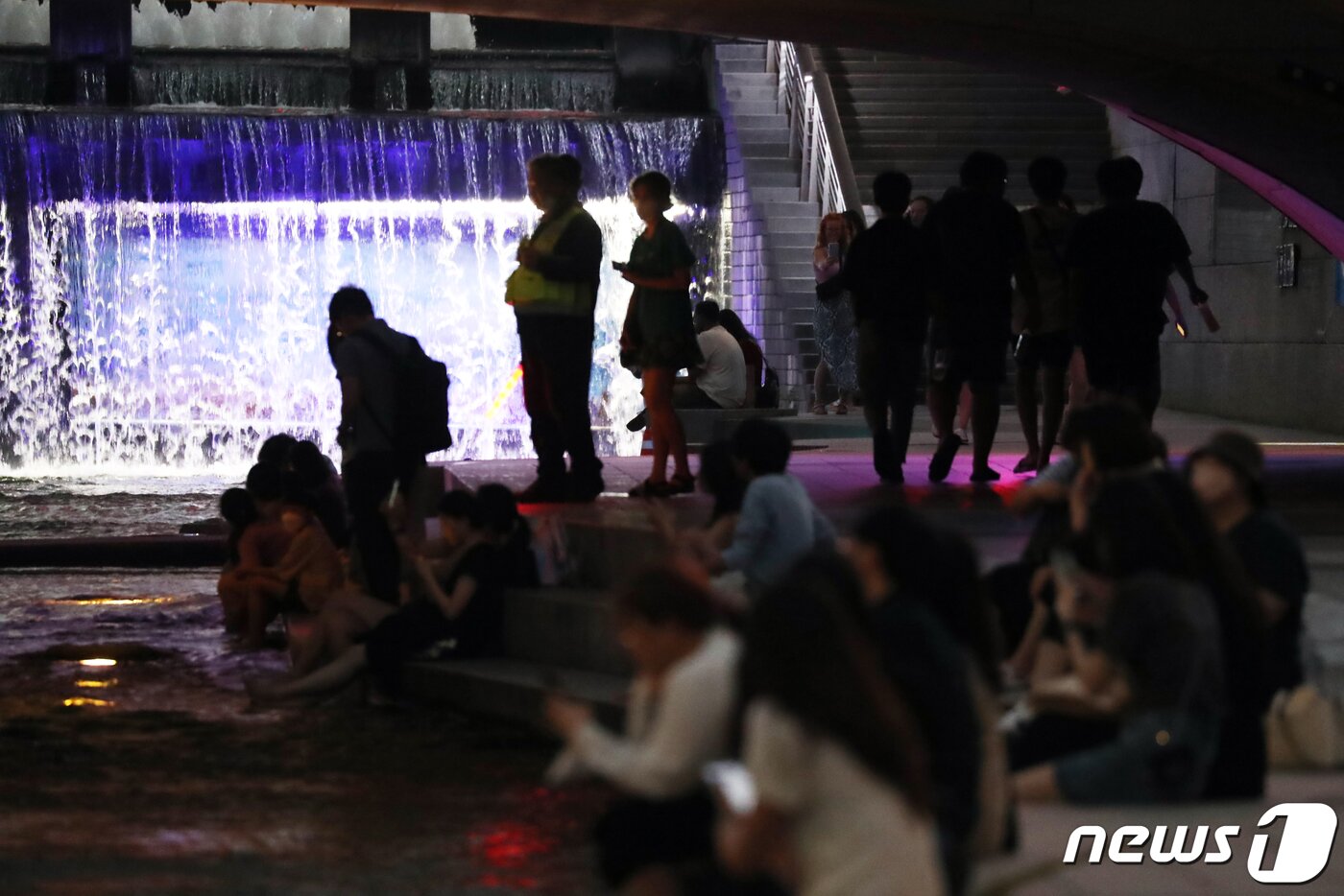 본문 이미지 - 수도권 지역에 열대야가 주춤한 17일 오후 서울 청계천에서 시민들이 휴식을 취하고 있다. 2022.8.17/뉴스1 ⓒ News1 황기선 기자