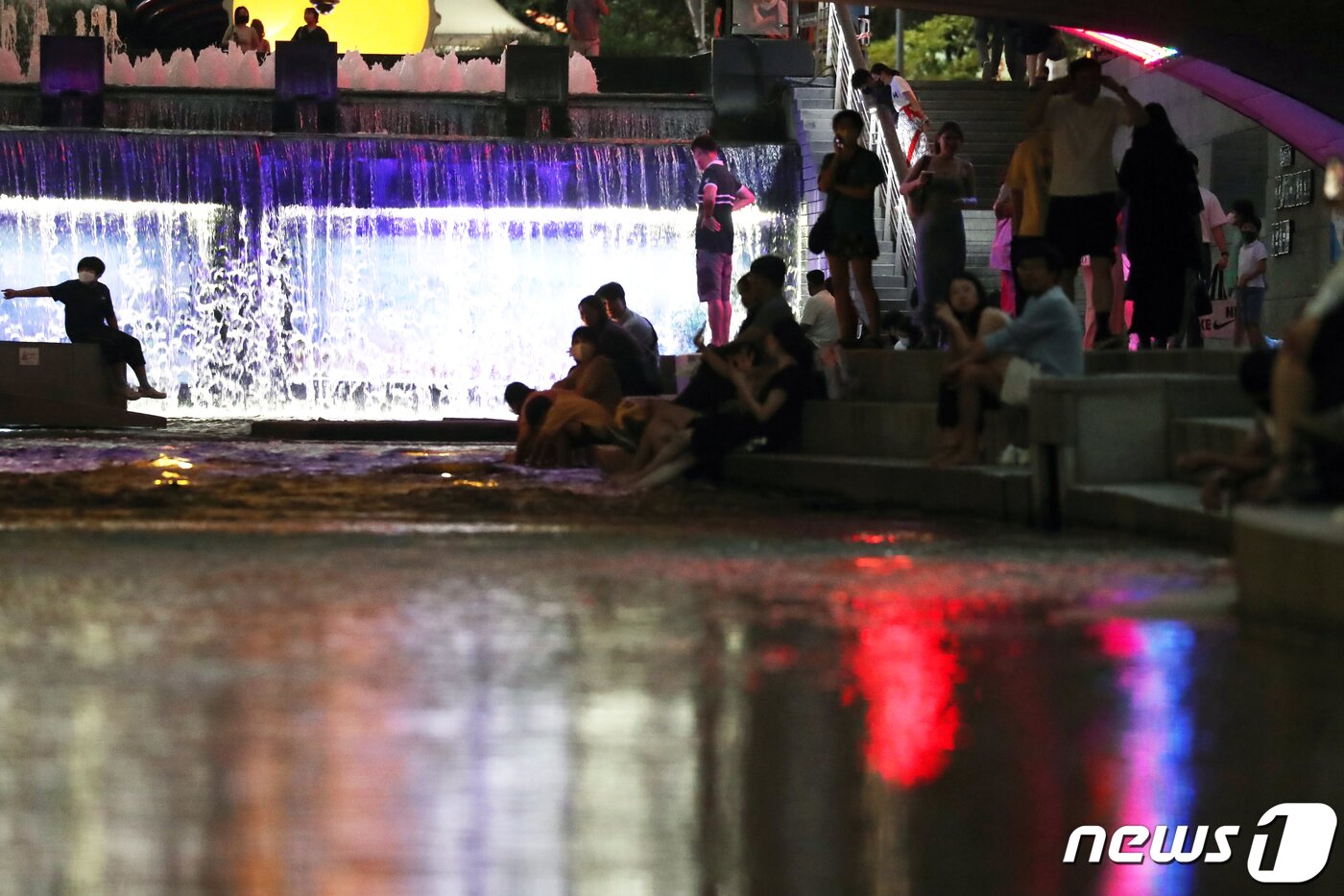 본문 이미지 - 수도권 지역에 열대야가 주춤한 17일 오후 서울 청계천에서 시민들이 휴식을 취하고 있다. 2022.8.17/뉴스1 ⓒ News1 황기선 기자