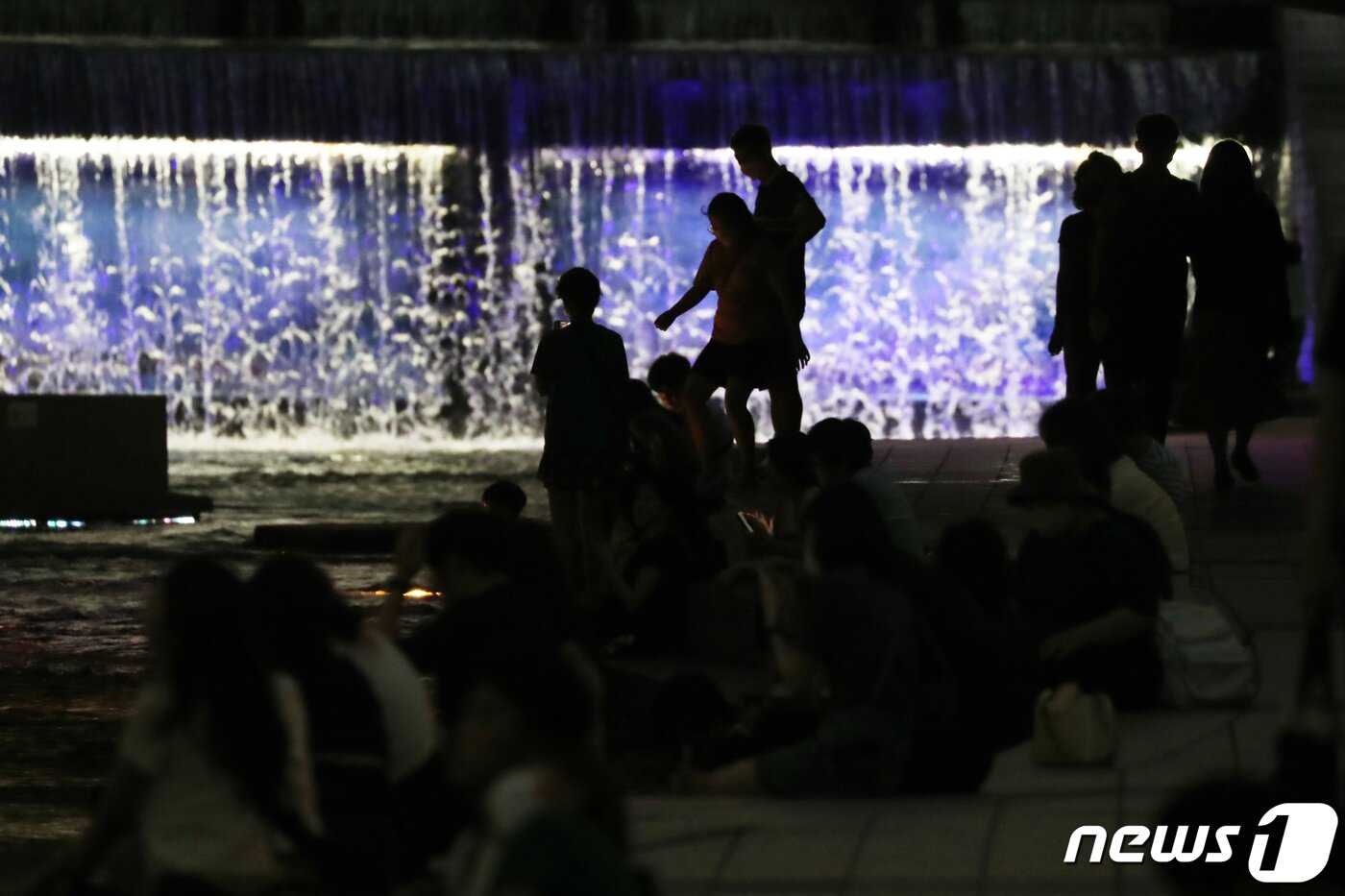 본문 이미지 - 수도권 지역에 열대야가 주춤한 17일 오후 서울 청계천에서 시민들이 휴식을 취하고 있다. 2022.8.17/뉴스1 ⓒ News1 황기선 기자