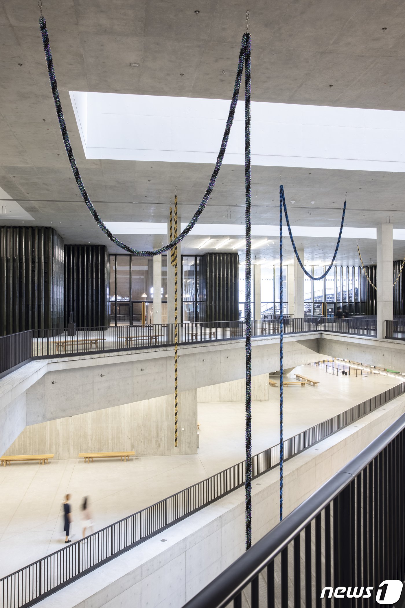 본문 이미지 - 양혜규 작 '소리 나는 구명 동아줄'