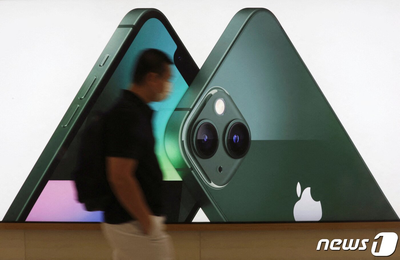 본문 이미지 - 싱가포르 매장의 아이폰13. ⓒ 로이터=뉴스1 ⓒ News1 이서영 기자
