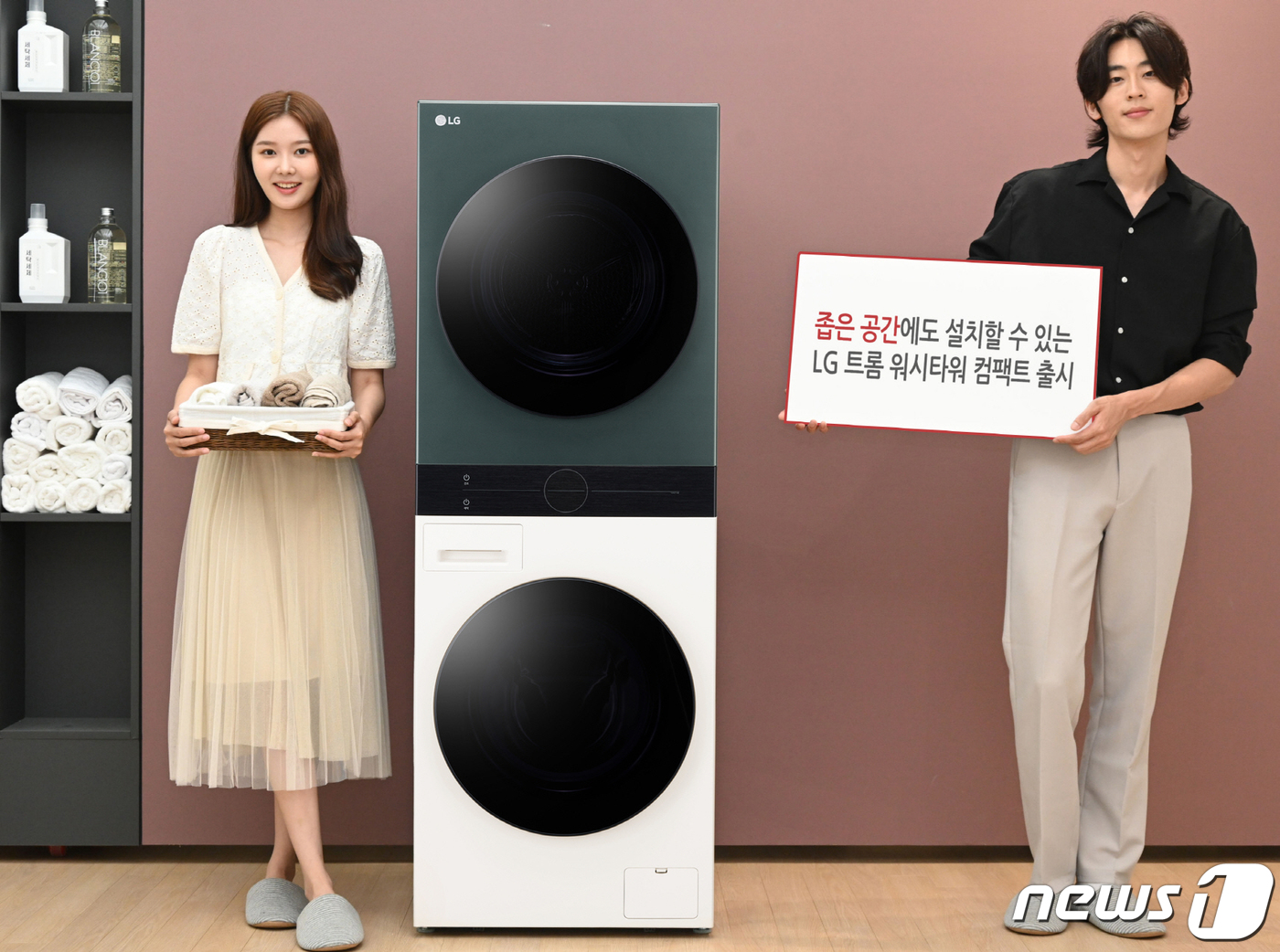 (서울=뉴스1) = LG전자가 세탁량이 적은 가구나 세탁실이 좁은 가정에서도 편리하게 쓸 수 있는 ‘트롬 워시타워 컴팩트’를 이달 말 출시한다고 18일 밝혔다.신제품은 좁은 공간에 …