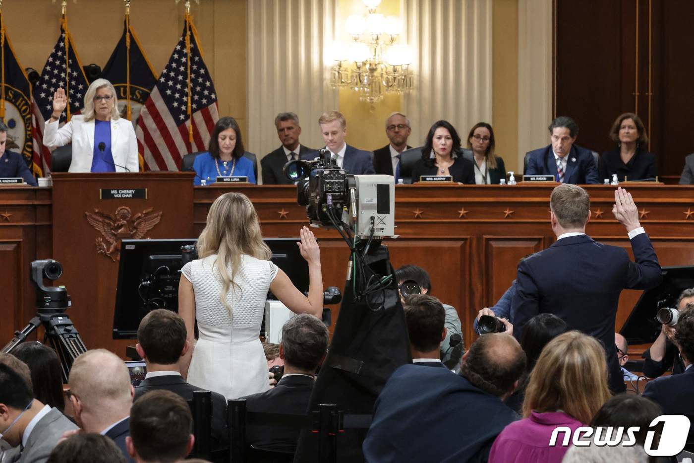 본문 이미지 - 리즈 체니(왼쪽) 전 미국 하원의원(와이오밍)이 지난 2022년 7월 미 하원 1·6폭동 진상조사특별위원회 청문회에서 증인들로부터 선서를 받고 있는 모습 . 2022.07.21 ⓒ AFP=뉴스1 ⓒ News1 정윤미 기자