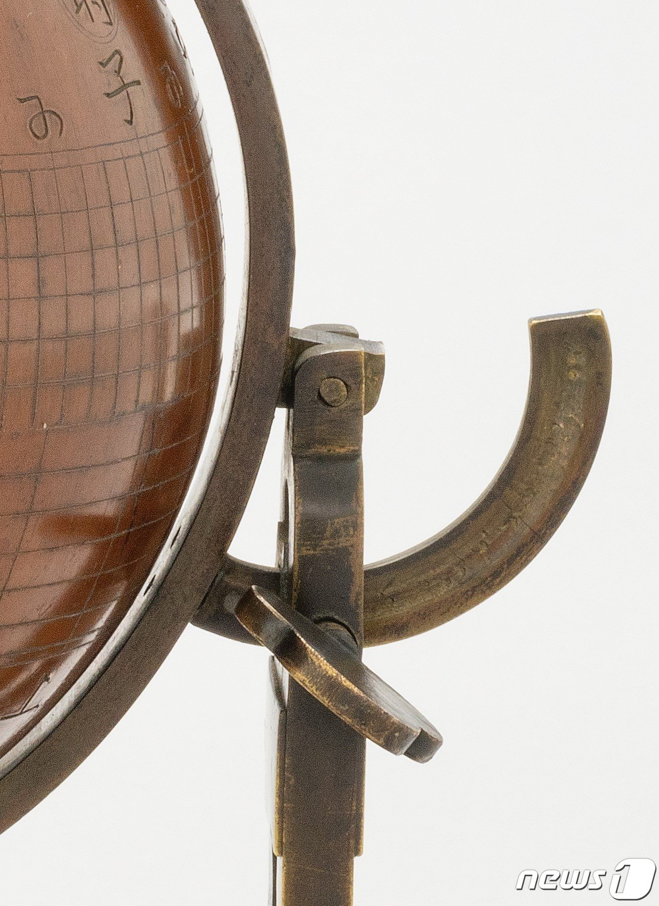 본문 이미지 - 일영원구의 위도 조정 장치. (문화재청 제공) 