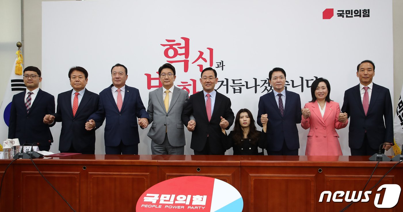 본문 이미지 - 주호영 국민의힘 비상대책위원장과 권성동 원내대표 등 비대위원들이 18일 오전 서울 여의도 국회에서 열린 비상대책위원회의에서 임명장 수여식을 마친 후 기념 촬영을 하고 있다. 왼쪽부터 최재민, 정양석, 엄태영 비대위원, 권 원내대표, 주 비대위원장, 이소희 비대위원, 성일종 정책위의장, 전주혜, 주기환 비대위원. (공동취재) 2022.8.18/뉴스1 ⓒ News1 유승관 기자