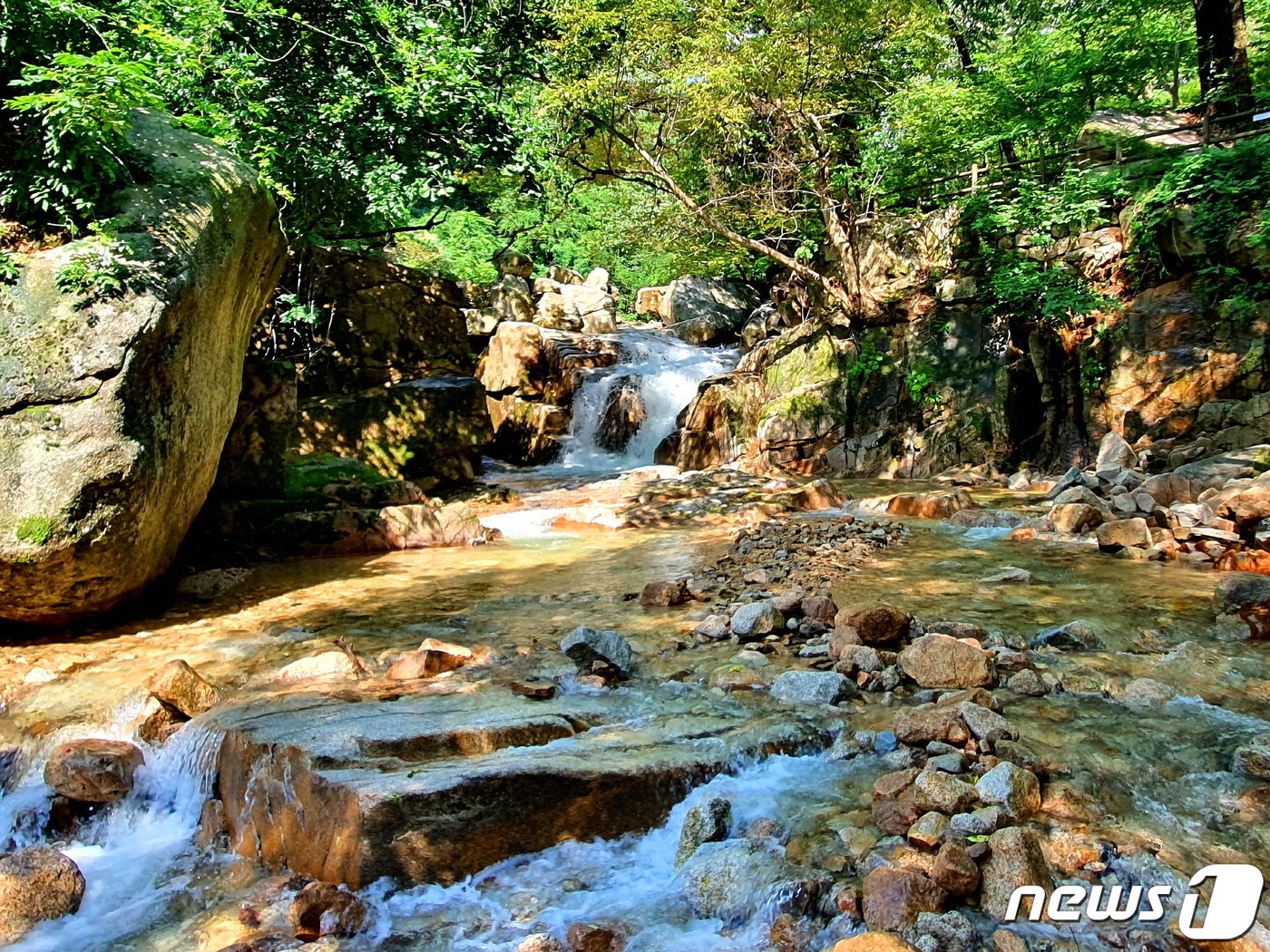 천하제일 절경이라는 제일동천&#40;第一洞天&#41;의 용주담&#40;舂珠潭&#41; 풍경. 도시에서 벗어난지 불과 5분 만에 만나는 자연이다