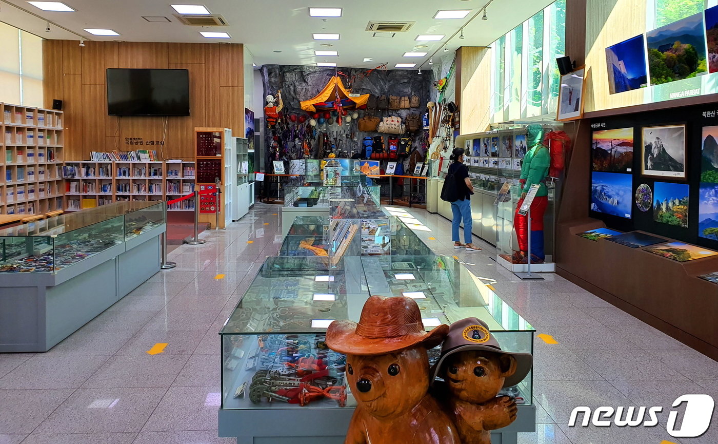 본문 이미지 - 국립공원공단의 산악박물관 내부. 산과 관련된 각종 장비, 기념품, 사진, 도서가 전시되어 있다.
