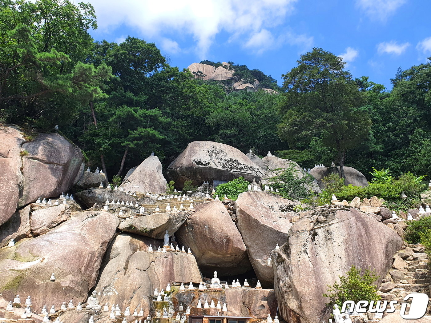 은석암과 미륵봉&#40;은석봉&#41;. 법당 건물은 없이 바위마다 작은 석불을 얹어놓았다. 산 전체가 법당이다.