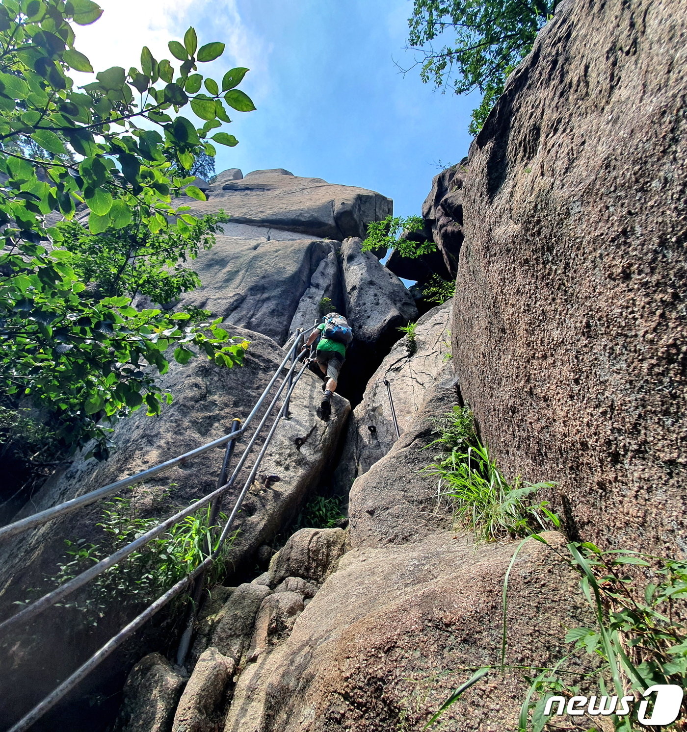본문 이미지 - Y계곡의 스릴. 쇠난간을 힘껏 잡고 올라서며 마지막 힘을 내고 있는 사람