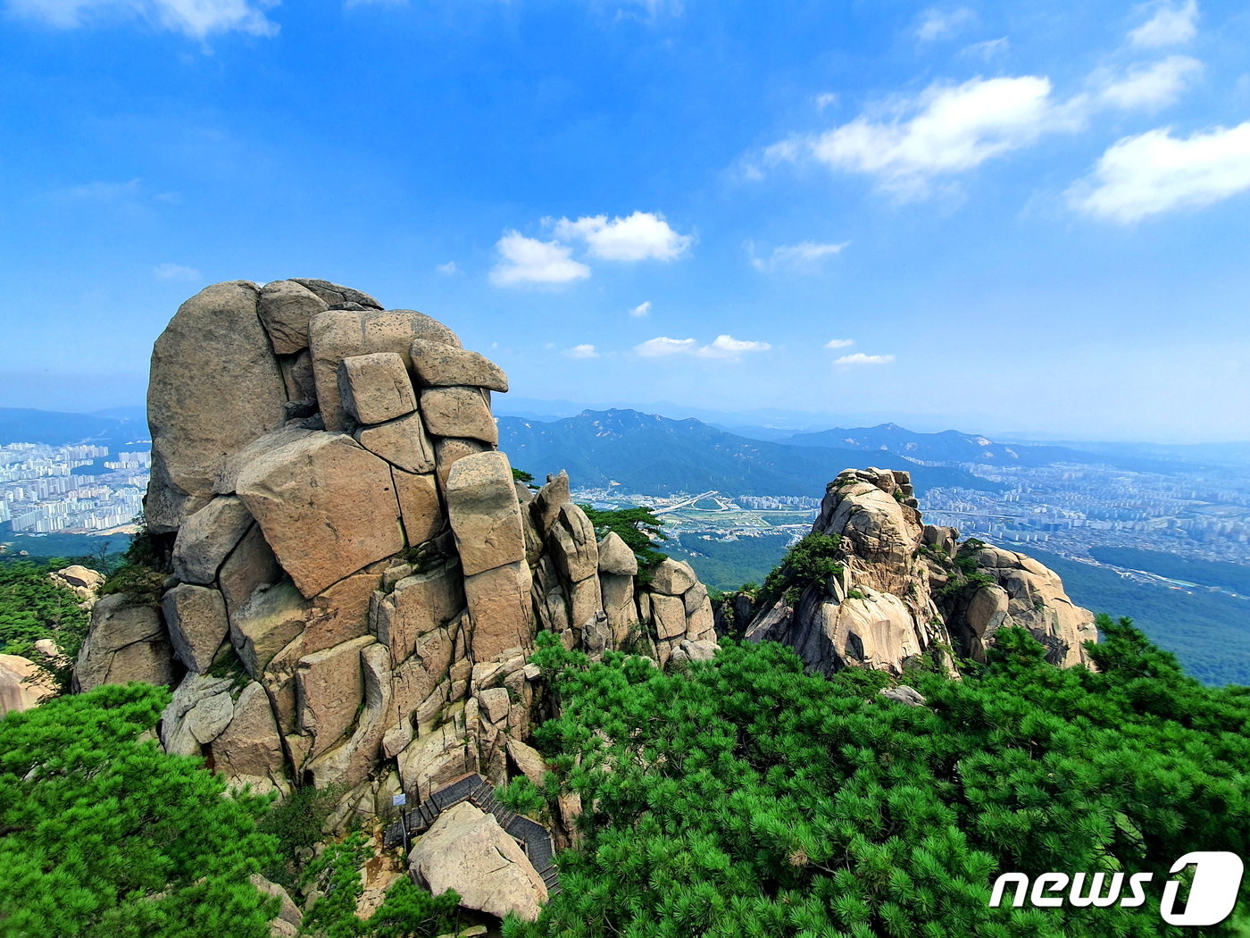 자운봉. 도봉산의 기운을 모아 온누리에 전하는 듯한 기상이 서려있다. 오른쪽 아래는 만장봉.