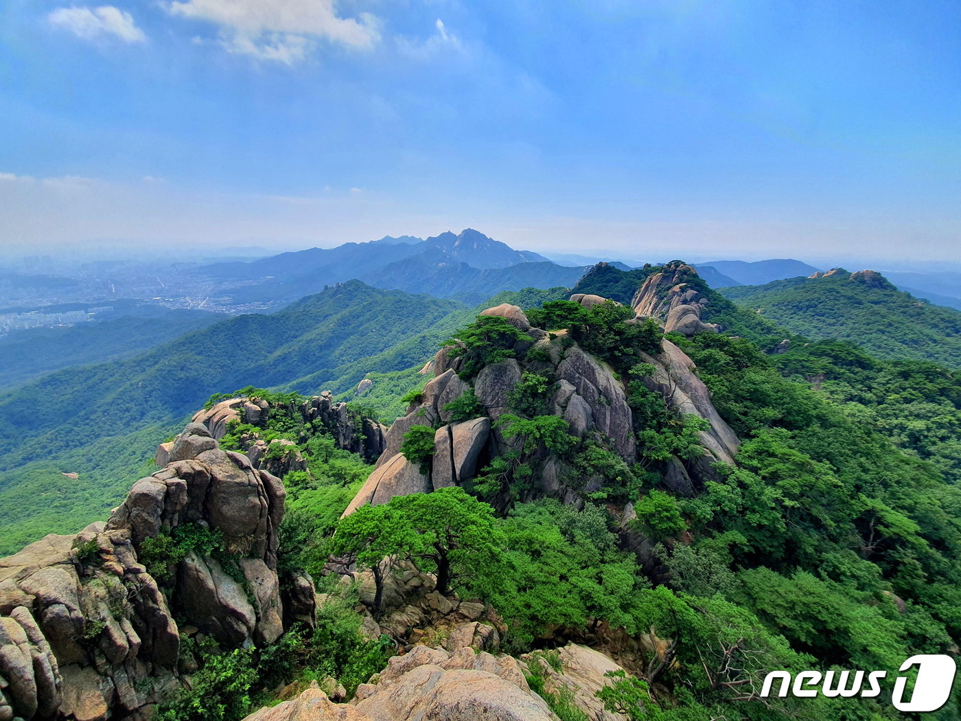 본문 이미지 - 자운봉에서 남쪽으로 힘차게 뻗은 도봉주능선. 멀리 북한산이 보인다