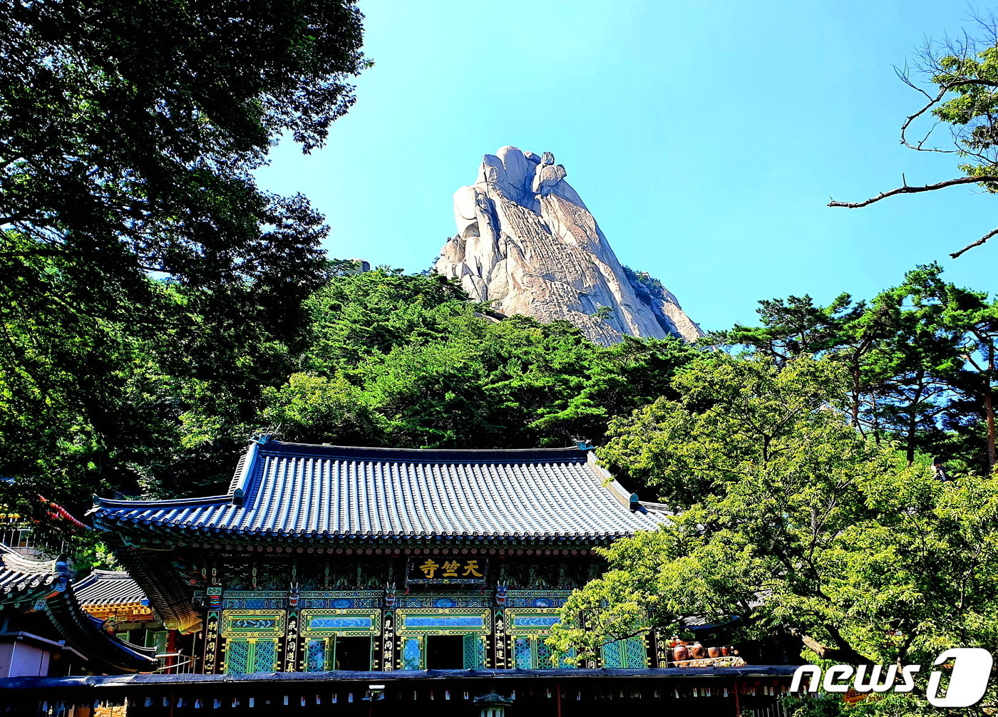 본문 이미지 - 선인봉과 천축사. 선인봉이 마치 부처님처럼 내려다보고 있는 절 풍경