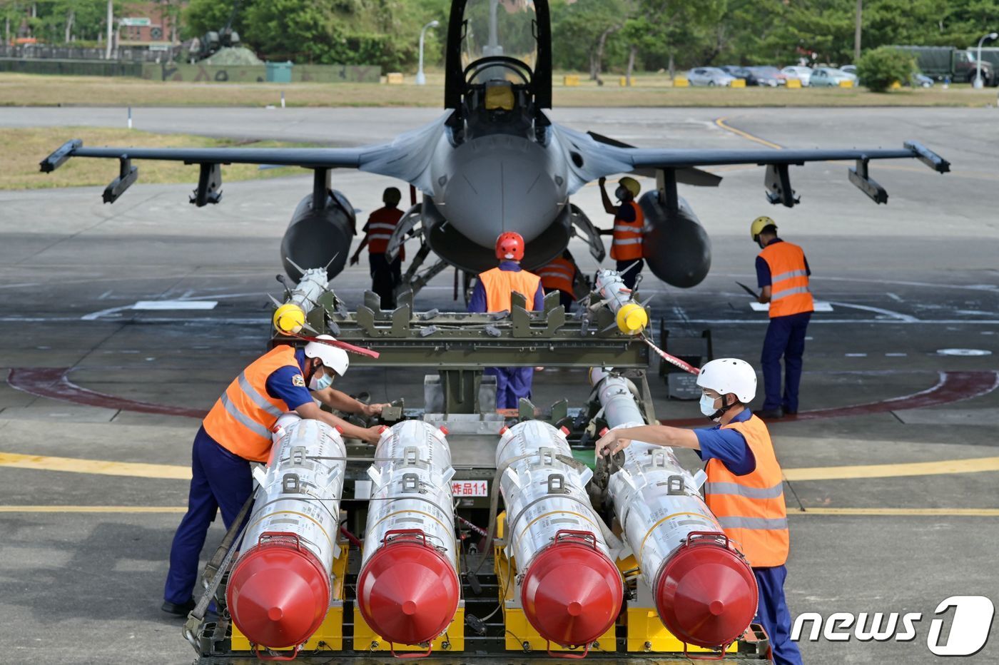 대만 공군 병사들이 17일&#40;현지시간&#41; 화롄 공군기지에서 훈련 중 F-16V 전투기 앞에서 미국산 하푼 AGM-84 대함 미사일의 장전 준비를 하고 있다. ⓒ AFP=뉴스1 ⓒ News1 우동명 기자