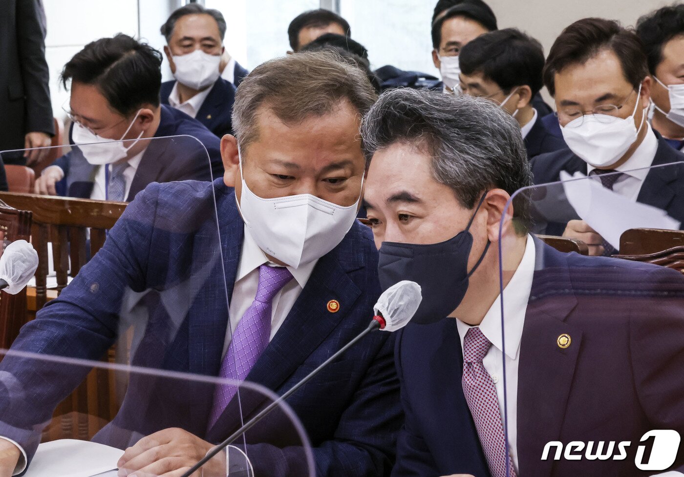 본문 이미지 - 이상민 행정안전부 장관(왼쪽)이 18일 오전 서울 여의도 국회에서 열린 행정안전위원회 전체회의에서 윤희근 경찰청장과 대화하고 있다. (공동취재) 2022.8.18/뉴스1 ⓒ News1 이재명 기자