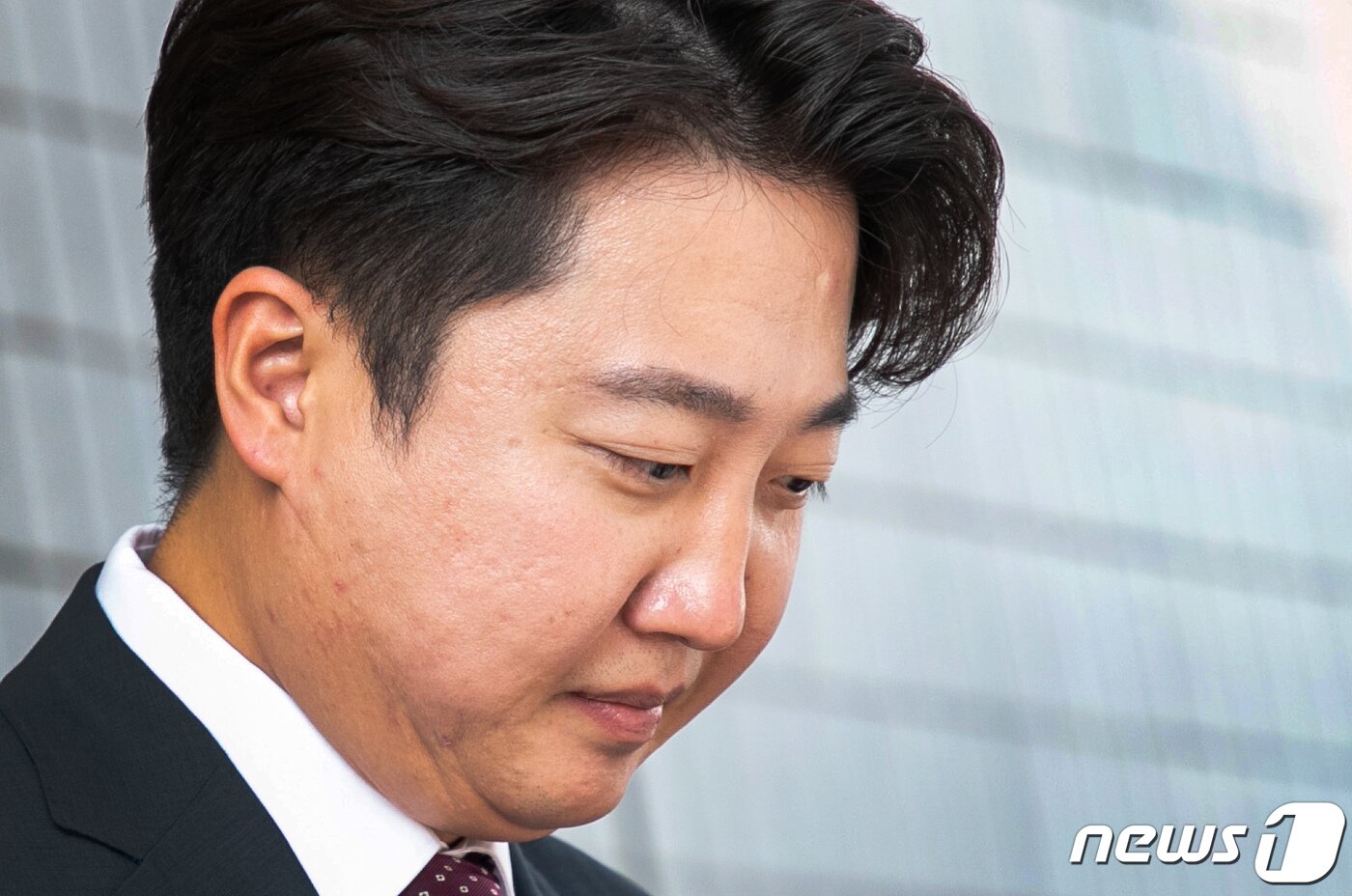 본문 이미지 - 이준석 전 국민의힘 대표가 17일 서울 양천구 남부지방법원에서 당 비상대책위원회 효력을 정지해달라며 낸 가처분 신청 사건 심문을 마친 후 취재진 질문을 듣고 있다. 2022.8.17/뉴스1