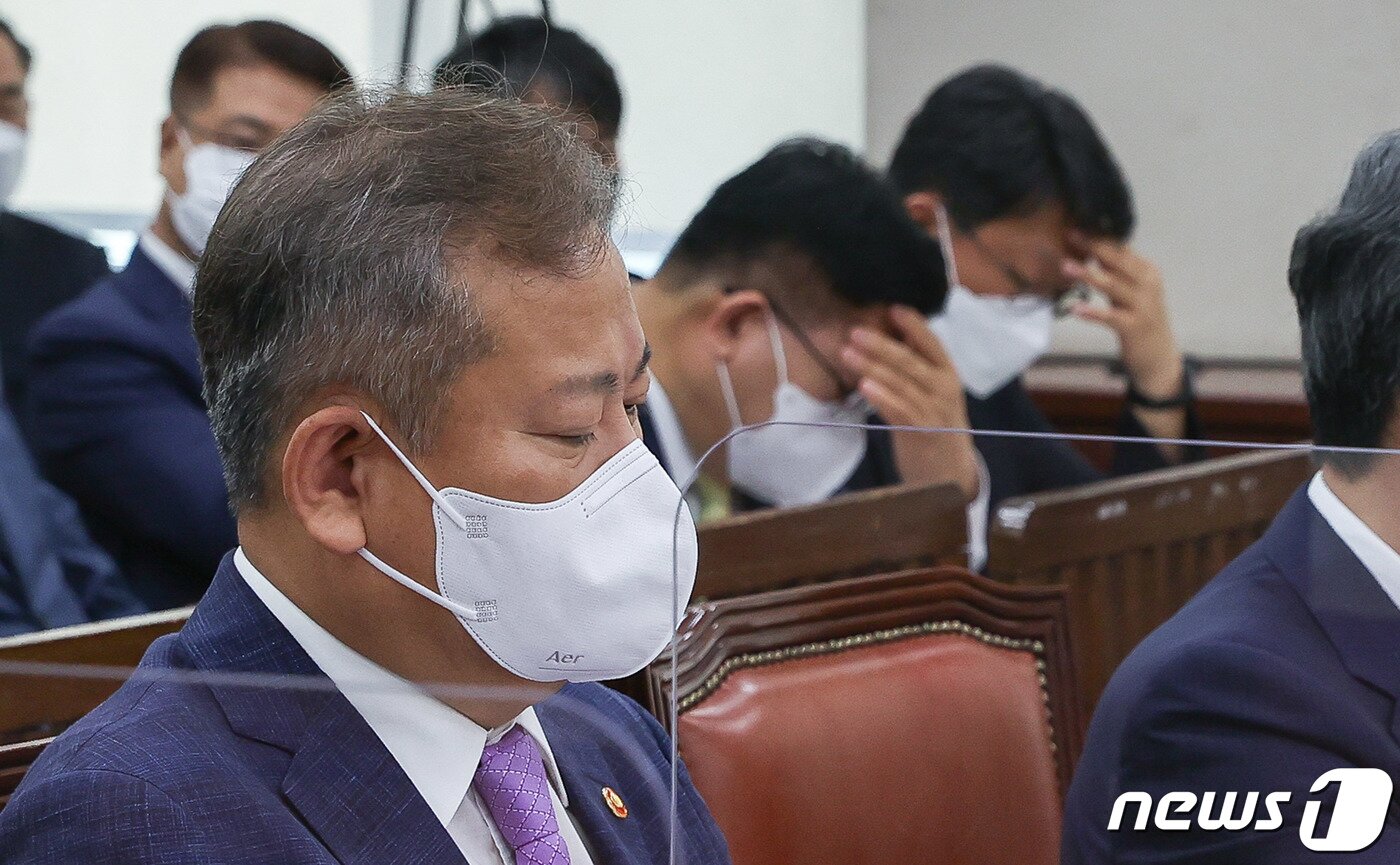 본문 이미지 - 이상민 행정안전부 장관이 18일 오전 서울 여의도 국회에서 열린 행정안전위원회 전체회의에 참석해 있다. (공동취재) 2022.8.18/뉴스1 ⓒ News1 이재명 기자