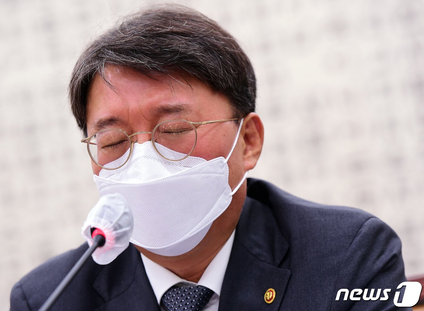 본문 이미지 - 김정원 헌법재판소 사무차장이 18일 서울 여의도 국회에서 열린 법제사법위원회 전체회의에서 헌법재판관 골프접대 의혹 관련 질의를 받으며 눈을 감고 있다. (공동취재) 2022.8.18/뉴스1 ⓒ News1 유승관 기자