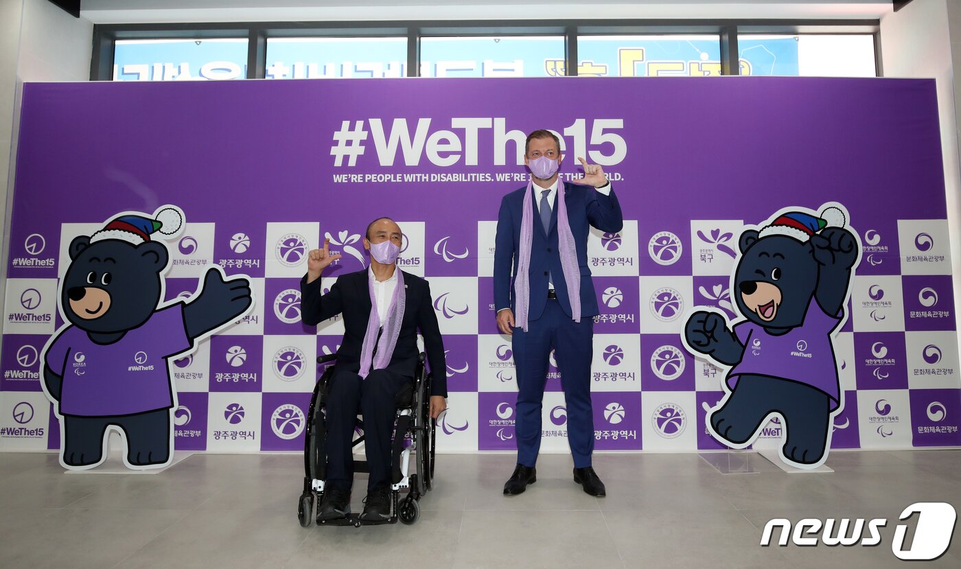 본문 이미지 - 앤드류 파슨스 국제패럴림픽위원회(IPC) 위원장과 정진완 대한장애인체육회장이18일 오전 광주 북구 풍향동 광주교육대학교에서 열린 반다비체육센터 개관식에서 포즈를 취하고 있다. 전국 1호인 반다비체육센터는 장애인과 비장애인이 일상에서 즐기는 생활밀착 사회통합형 체육시설로, 광주 북구에 건립됐다. 2022.8.18/뉴스1 ⓒ News1 정다움 기자
