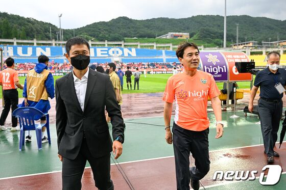 지난 15일 춘천 송암스포츠타운 주 경기장에서 열린 강원FC와 수원FC 경기를 보기 위해 경기장을 찾은 이영표 강원FC 대표 이사와 김진태 강원도지사 (강원FC 제공)