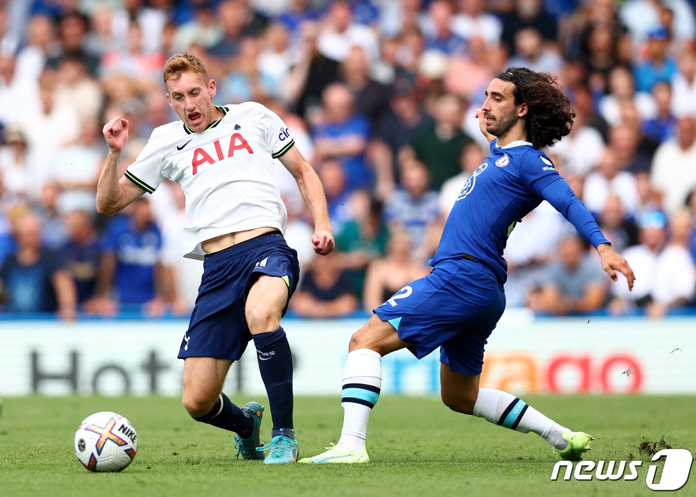 본문 이미지 - 첼시 수비수 쿠쿠렐라(오른쪽) ⓒ 로이터=뉴스1