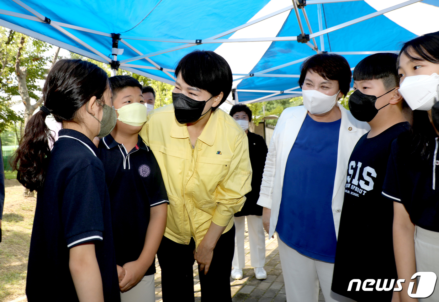 (서울=뉴스1) = 전현희 국민권익위원장(왼쪽 세 번째)이 18일 도시가스 공급 및 도로 확장을 요구하며 집단민원이 제기된 경기 용인시 CSIS국제학교 인근 현장을 찾아 재학생 어 …