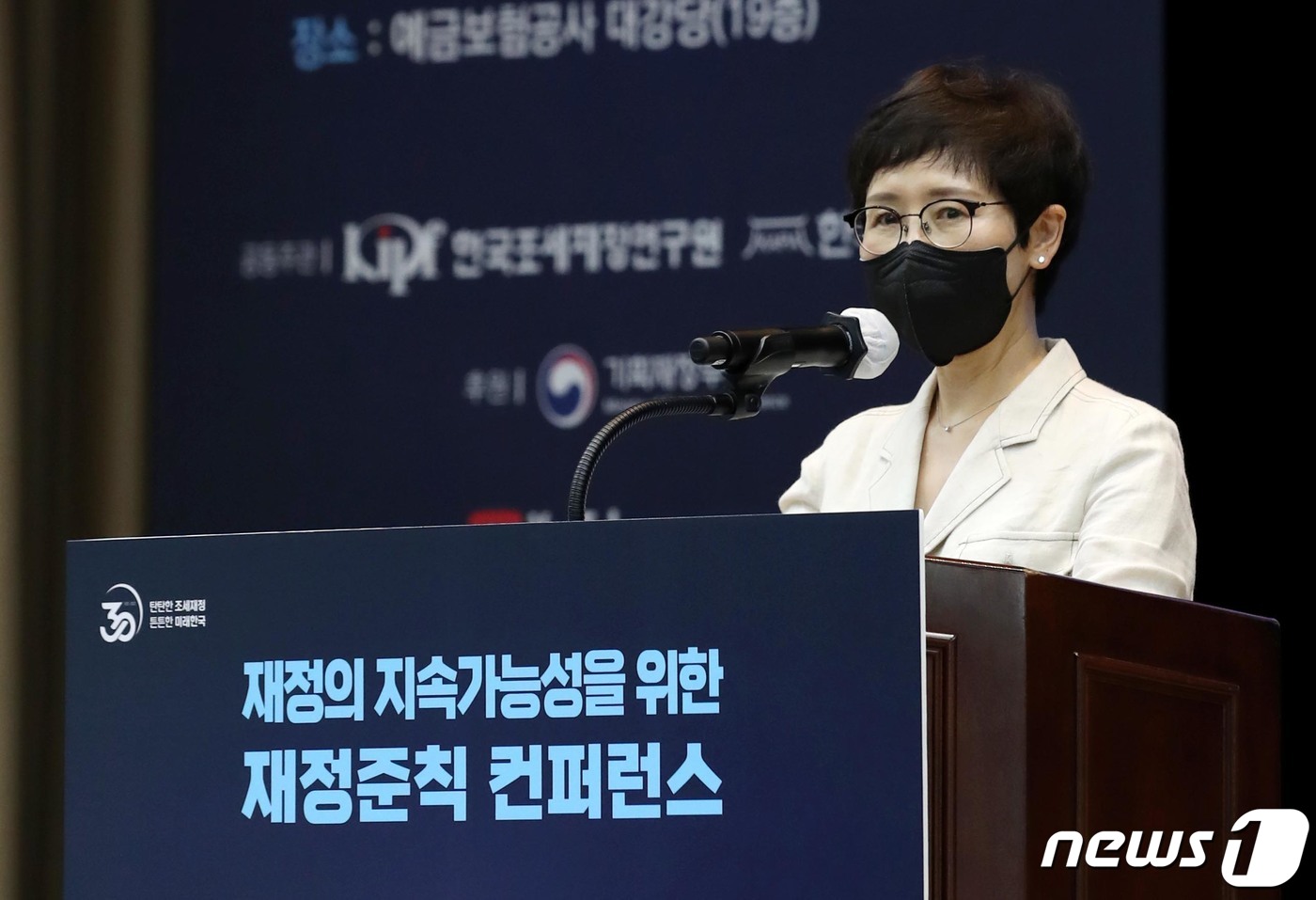 (서울=뉴스1) 이광호 기자 = 원숙연 한국행정학회장이 18일 오후 서울 중구 예금보험공사에서 열린 '재정의 지속가능성을 위한 재정준칙 컨퍼런스'에서 개회사를 하고 있다. 2022 …