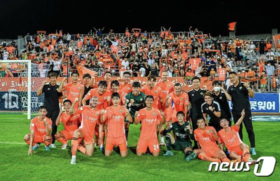 지난 3일 춘천 송암스포츠타운 주 경기장에서 열린 강원FC가 전북현대를 2-1로 꺾은 뒤 팬들과 기념 촬영을 진행했다.(강원FC 제공)