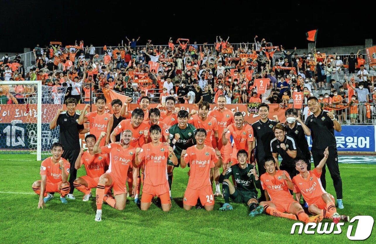 본문 이미지 - 지난 3일 춘천 송암스포츠타운 주 경기장에서 열린 강원FC가 전북현대를 2-1로 꺾은 뒤 팬들과 기념 촬영을 진행했다.(강원FC 제공)