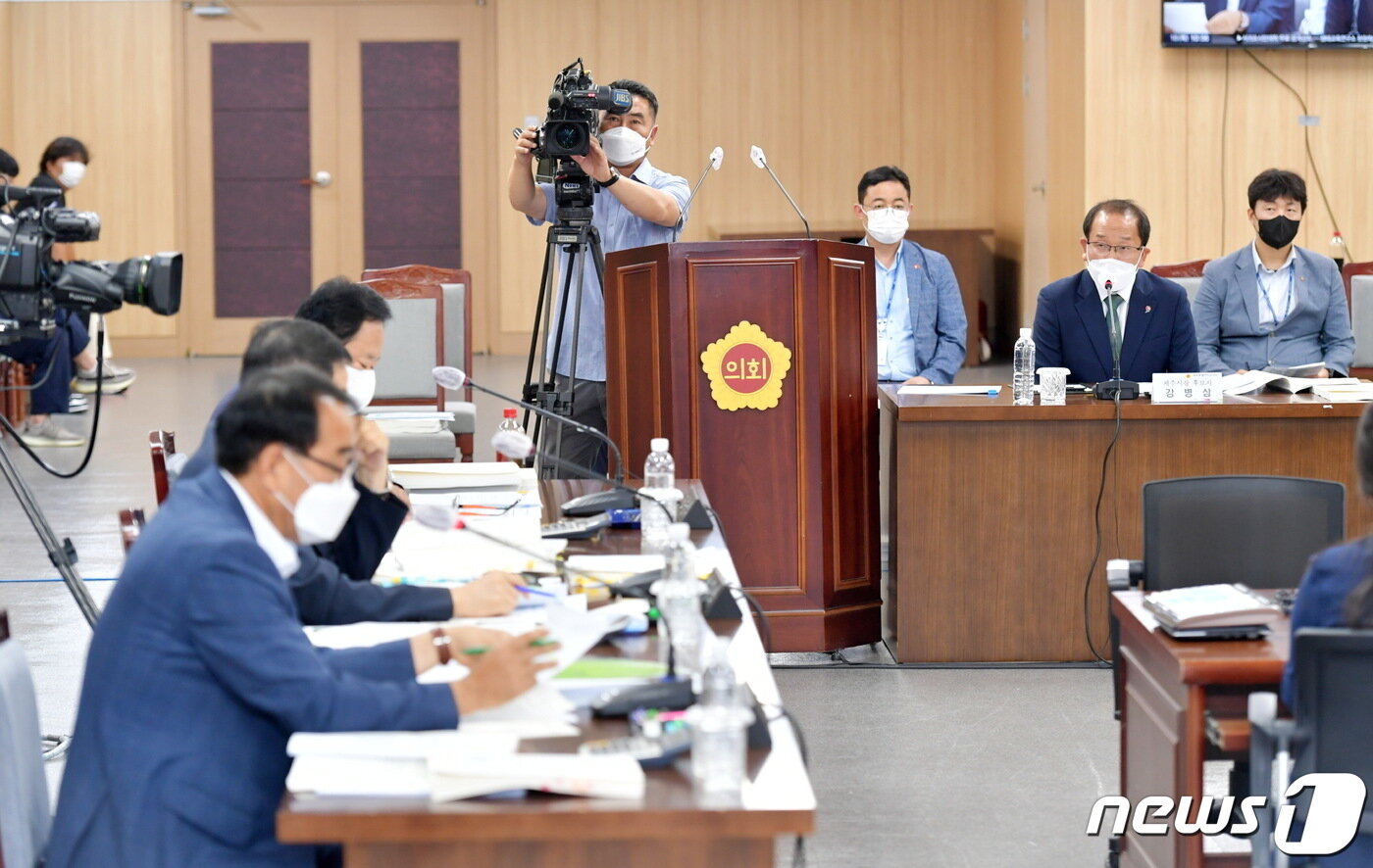 본문 이미지 - 제주특별자치도의회 인사청문특별위원회가 18일 도의회 대회의실에서 강병삼 제주시장 후보자에 대한 인사청문을 실시하고 있다.(제주도의회 제공)2022.8.18/뉴스1 ⓒ News1 홍수영 기자