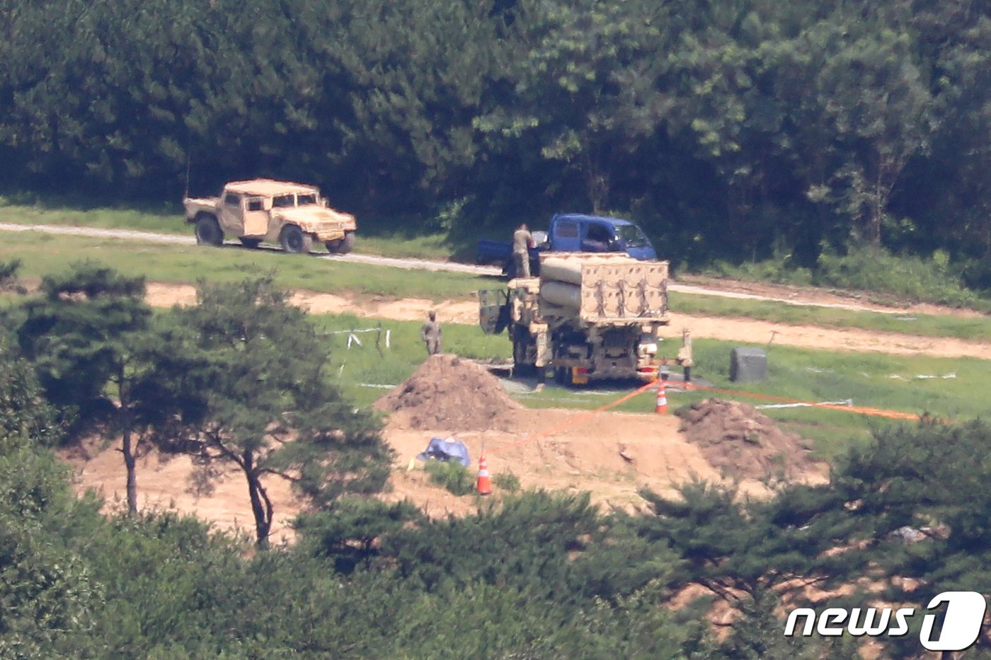 경북 성주군 주한미군 고고도미사일방어체계&#40;THAAD·사드&#41; 기지에서 주한미군 관계자들이 사드 발사대를 점검하고 있다. 2022.8.18/뉴스1 ⓒ News1 공정식 기자